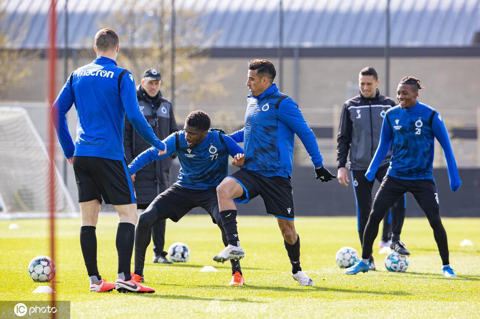 布鲁日众将围成一圈，在主帅的激励下士气高昂，阳光洒在他们的训练服上，仿佛为这场争冠征程镀上了一层金色光芒。