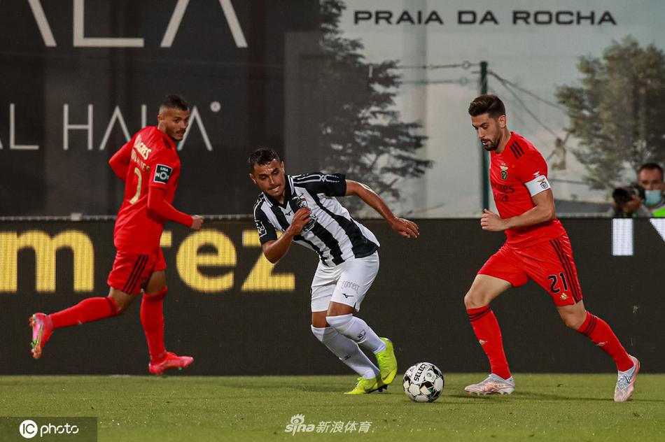 波尔蒂芒尼斯球员在自家门前陷入深深的沮丧，他们叉腰低头，眼睁睁看着记分牌上残酷的数字，与本菲卡球员的狂欢形成了一动一静的巨大反差。