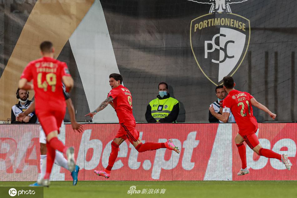 本菲卡球员在波尔蒂芒市政球场客场更衣室内神情专注，为即将到来的大战做着最后的准备，空气中仿佛都弥漫着紧张与渴望的气息。