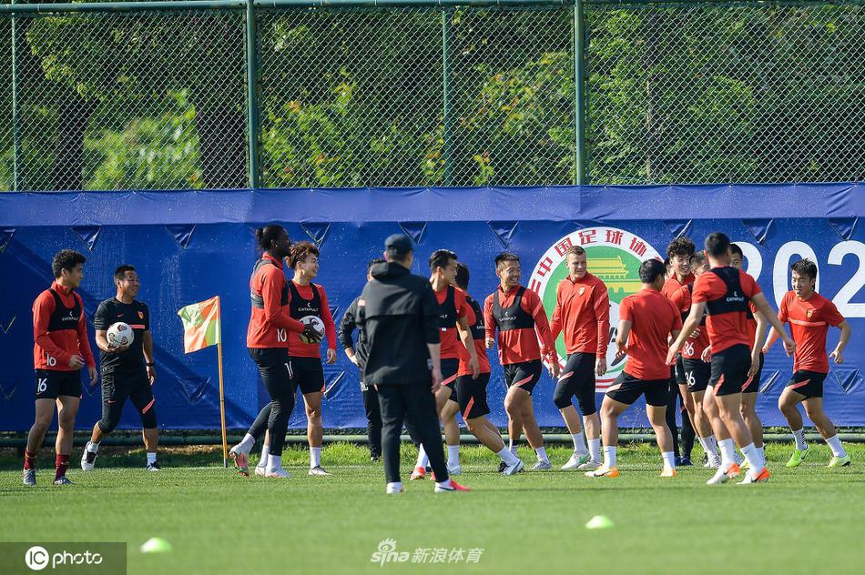 申花队1比0赢球 今年中超争冠战又是上海德比