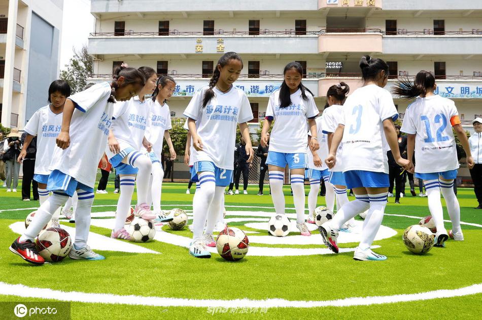 極限操作！雙方爭搶籃板人仰馬翻 蘭德爾魚躍拿球人群中喊暫停！