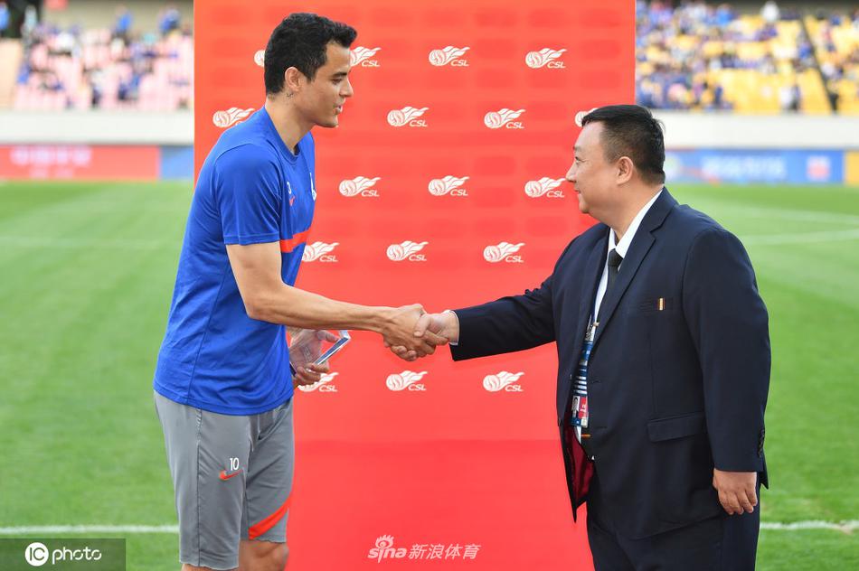 莫雷诺手持鲜红的最佳球员纪念奖牌，身旁的奖杯在午后阳光下折射出耀眼的光芒，他身穿白色休闲衬衫，神情轻松而笃定，仿佛在向所有人诉说着他对新赛季的无限期待。