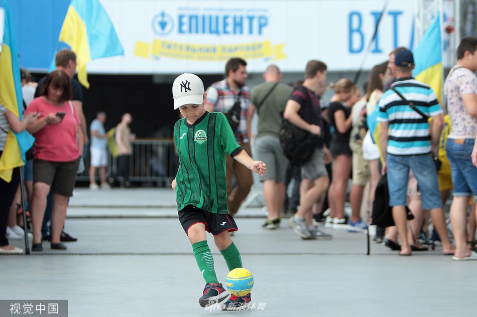 在官方欢迎台前，舍甫琴科双手叉腰，与全体教练组和球员并肩站立，他们身后的背景板上写着感谢的话语，定格了这支创造了历史的球队最完整、最骄傲的集体照。