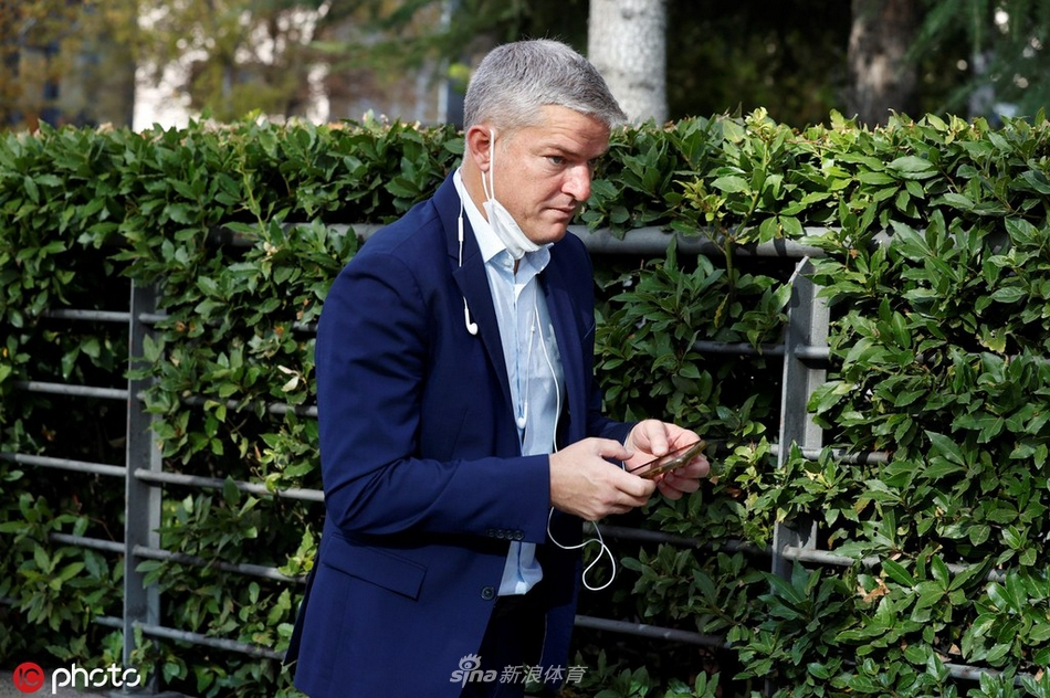 投票结束后，与会的各家俱乐部代表在会场外三五成群地交流，有的面露轻松之色，有的则显得若有所思，这次投票的结果将深刻影响他们的未来。