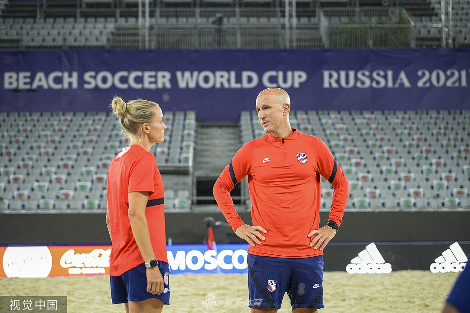 训练结束后，球员们围成一圈，将教练围在中央，聆听最后的战术部署。夕阳的余晖洒在他们古铜色的皮肤上，这一刻，团队的力量与对胜利的渴望，在金色的沙地上空凝聚。