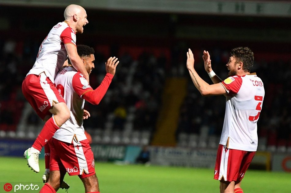 斯蒂夫尼奇门将约瑟夫·阿南在点球大战中奋力扑救，他舒展身体将球挡出，但最终还是未能阻止韦康比流浪者的整体攻势，神情充满无奈和不甘。