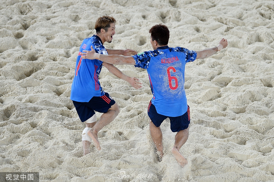 华裔球员李凤奎带球突破，脚下沙粒飞扬如同他心中的梦想在燃烧