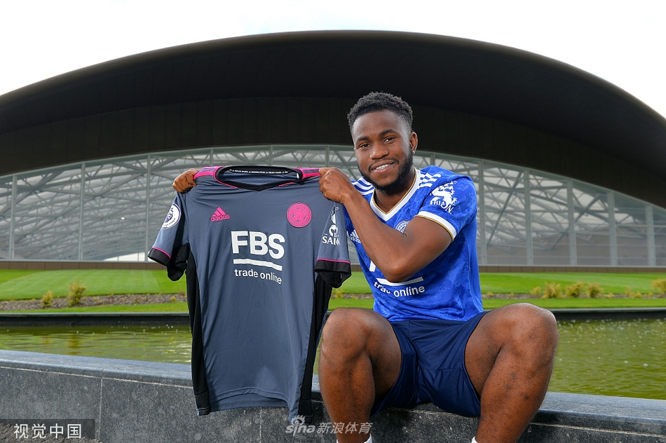 身披莱斯特城战袍的卢克曼，在镜头前展示着自己的新球衣，眼神中充满了对新征程的期待与坚定。