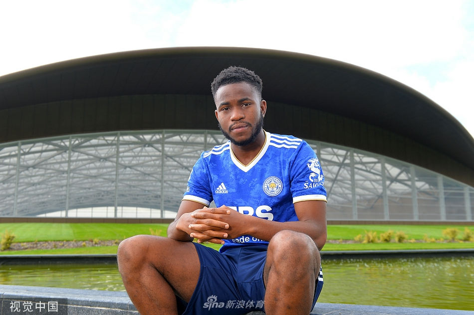 镜头捕捉到卢克曼在训练间隙开怀大笑的瞬间，轻松的氛围中，他正与队友们打成一片，迅速融入了新的集体。