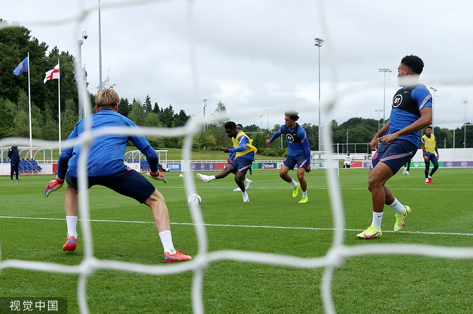 英格兰队的进攻球员们在训练间隙轻松交谈。拉希姆·斯特林和杰克·格拉利什笑容灿烂，他们脚下的足球和身上的汗水，预示着即将到来的战役已让他们热血沸腾。