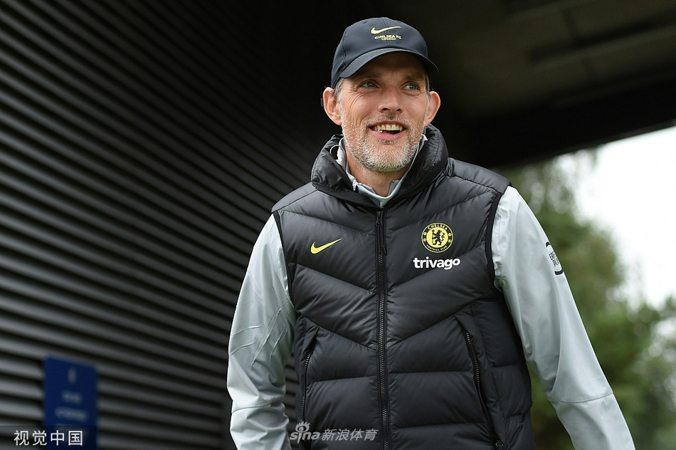 几名切尔西球员在体能教练的指导下进行绕杆跑训练，他们身形矫健，重心压得很低，仿佛一群猎豹在丛林中敏捷地穿梭，准备随时扑向猎物。