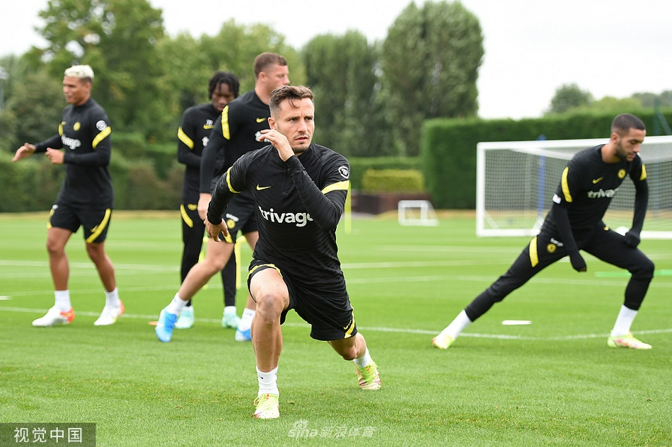 夕阳西下，余晖洒在科巴姆训练基地，球员们结束了一天的苦训，三三两两走向场边，他们的背影拉得很长，仿佛预示着一条漫长而充满希望的冠军征途。