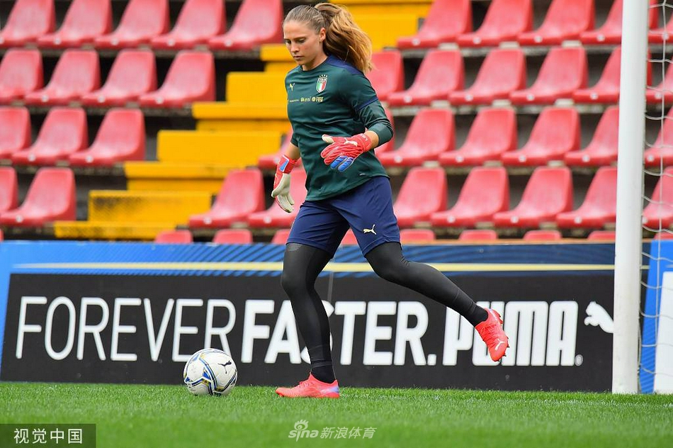 战术板前，主教练贝尔托利尼正手持马克笔为围坐一圈的弟子们布置最新战术，神情严肃而专注