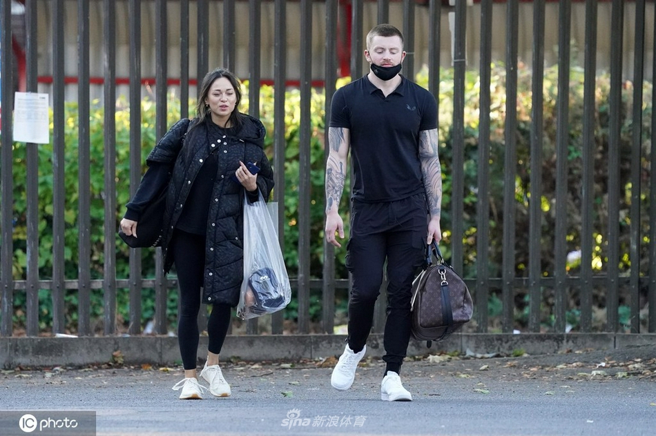 夕阳的余晖洒在皮蒂和搭档身上，两人结束排练后并肩而行，仿佛一对默契十足的舞台老友。