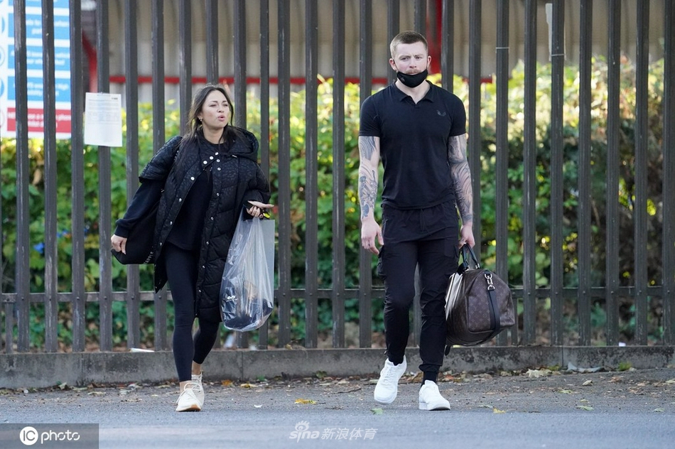 皮蒂手拿饮品走在排练路上，脸上挂着轻松自信的笑容，完美适应了从运动员到舞者的角色转换。