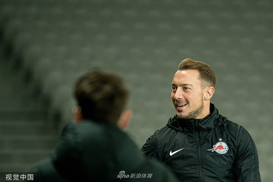 在夕阳的余晖中，训练接近尾声，球员们背着训练装备走向场边，长长的影子投射在草坪上，留下了一天备战的最后剪影