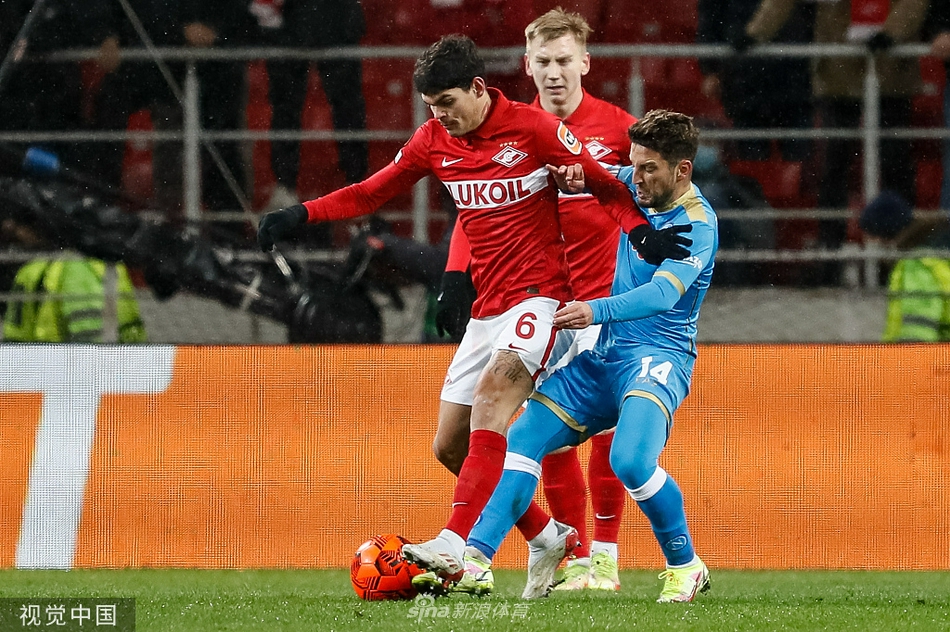 索鲍列夫挥拳怒吼，莫斯科斯巴达克主场球迷看台在他身后掀起红白相间的人浪，仿佛整个卢日尼基体育场都在为他的霸气庆祝而震颤。