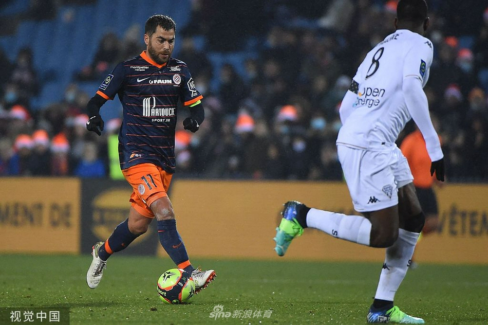 昂热队球员马蒂亚斯·拉奇奋力跃起，力压防守球员头球破门，为客队扳回一球，他在进球后并未过度庆祝，而是迅速抱球跑向中圈希望抓紧时间。