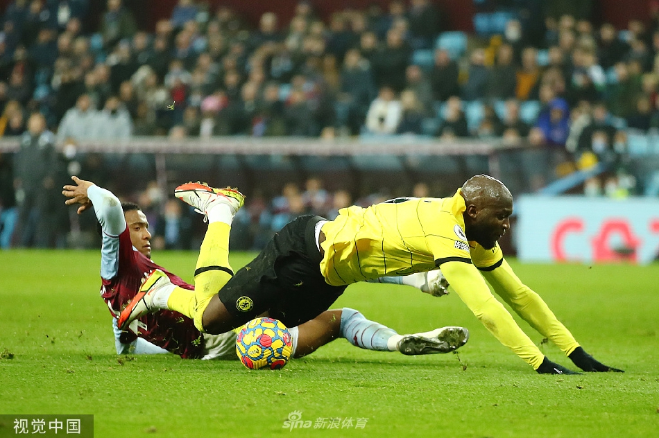 维拉前锋英斯带球突破切尔西防线，双方球员高速奔跑展开激烈对抗