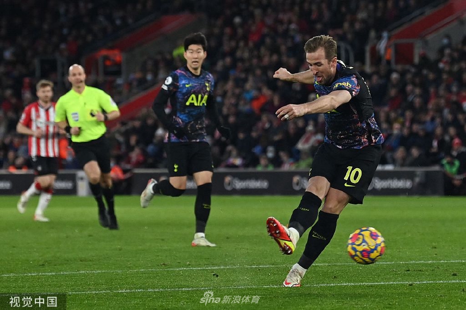 热刺王牌组合孙兴慜与凯恩在场上紧密沟通，孙兴慜手指前方似乎在布置战术，凯恩专注倾听，展现了两人之间的默契。