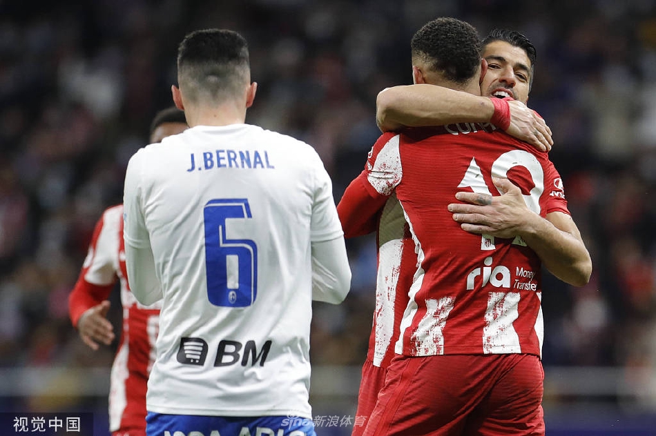 法国球星格列兹曼替补破门后，面带微笑与队友科雷亚击掌庆祝，眼神中充满自信。