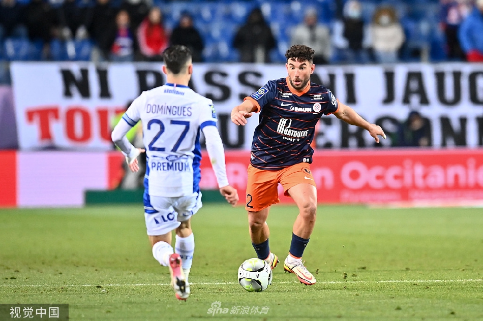 特鲁瓦队球员查瓦莱林打进世界波后张开双臂狂奔庆祝，队友从身后激动地追赶上来。