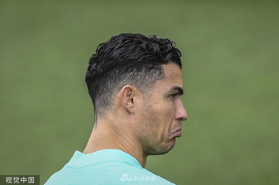 夕阳下的训练场，C罗独自进行拉伸恢复，柔和的光线为他勾勒出专注而坚毅的侧影。