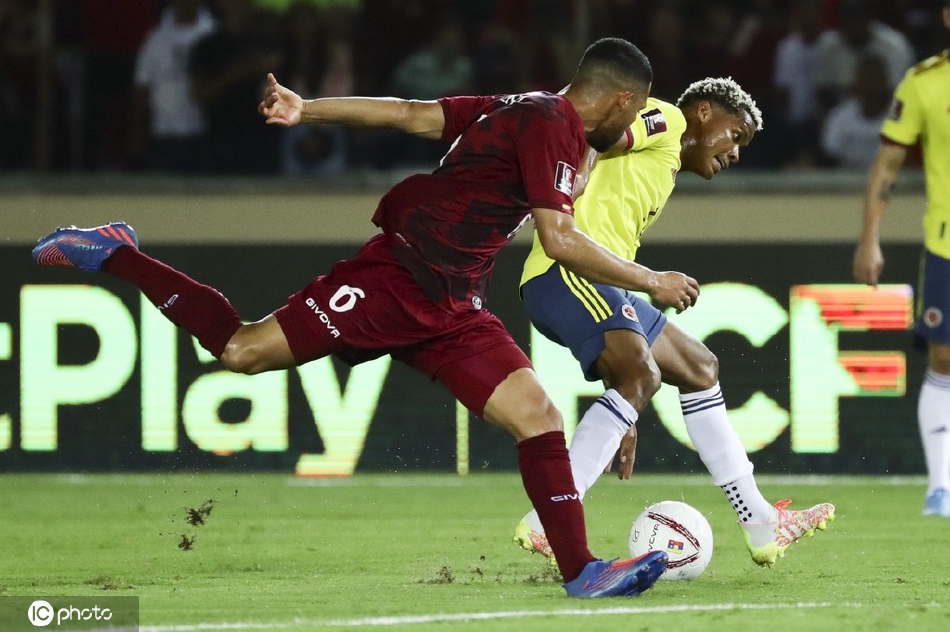 哈梅斯·罗德里格斯主罚点球瞬间，目光坚定锁定球门，承载着全队的希望