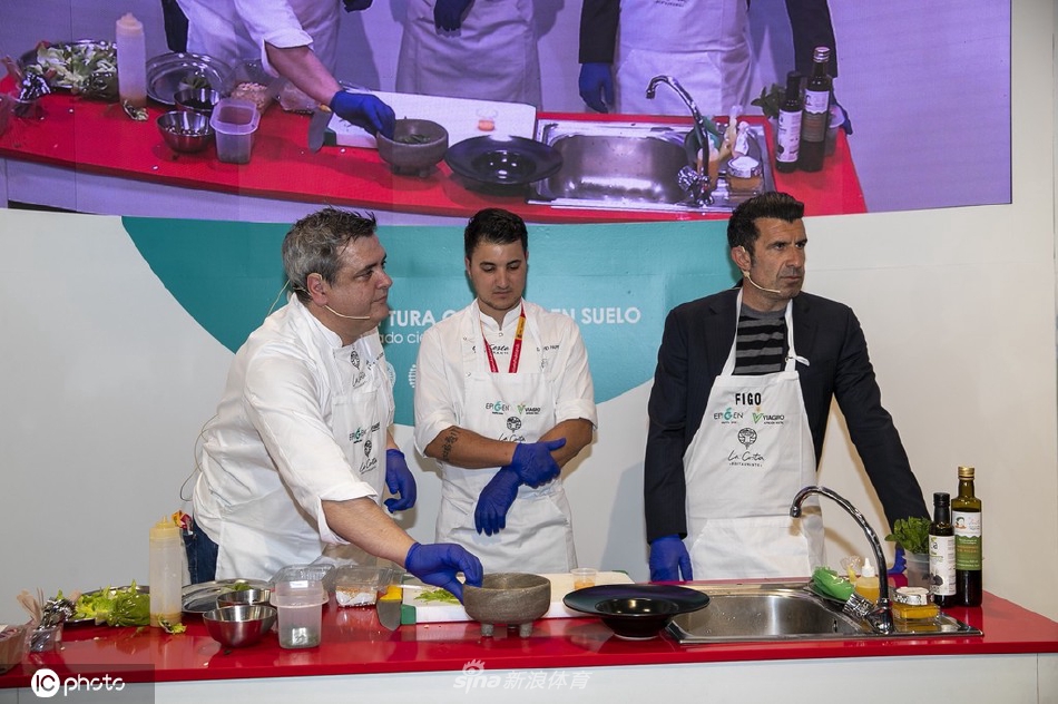 菲戈完成烹饪体验后，神态轻松愉悦，与背景中的厨房环境构成和谐画面