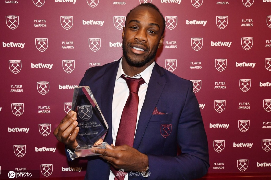 年轻后卫本·约翰逊接过以马克·诺布尔命名的最佳年轻球员奖，标志着俱乐部精神的代代相传。