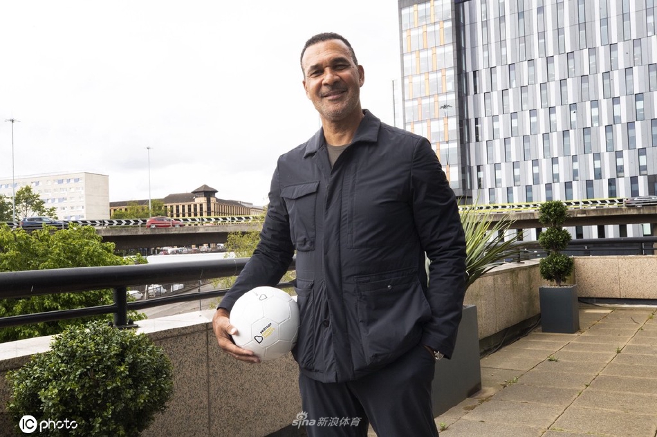 古利特开怀大笑，神情轻松，仿佛在分享一个有趣的故事，瞬间感染了周围的每一个人。