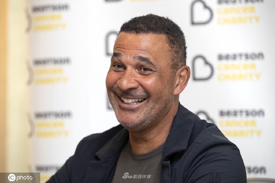 古利特在晚宴采访中认真倾听记者提问，眼神专注，展现了其场下稳重而谦和的一面。