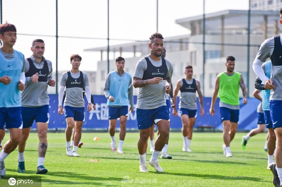 尽力局！哈克斯替补26分钟 14中9拿到21分3板2助