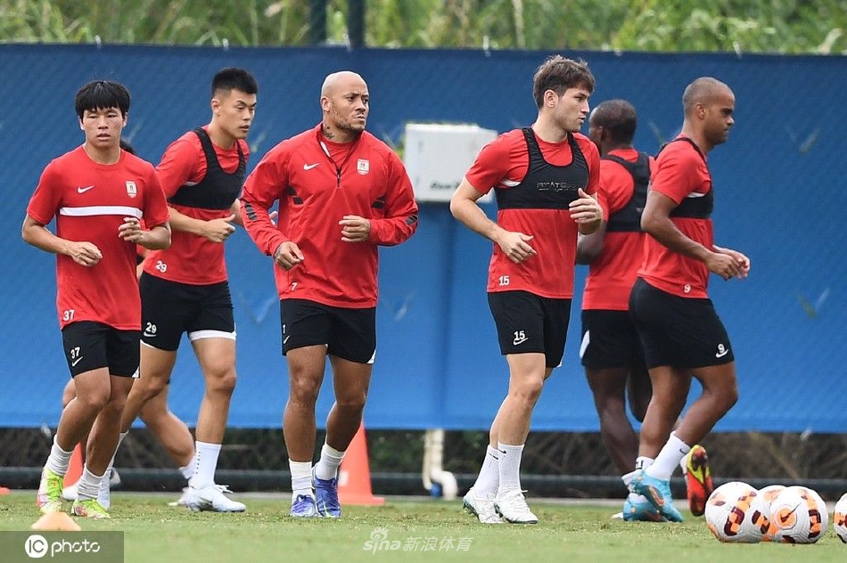 沪媒：海港队残阵出击实力难免下滑，下半场曾一度将武里南联压制