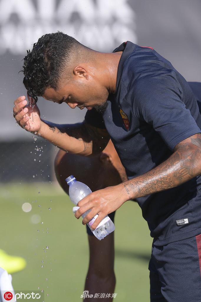 特写镜头下，晶莹的冰水顺着扎尼奥洛的额头流下，混合着汗水，他微闭双眼，仿佛在酷热中汲取一丝清醒与力量