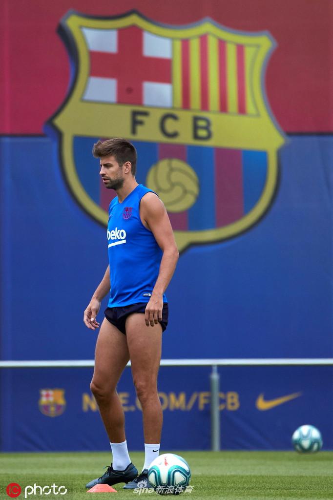 从高处俯瞰训练场，苏亚雷斯独自带球推进，其余队友在背景中形成有序的备战阵型