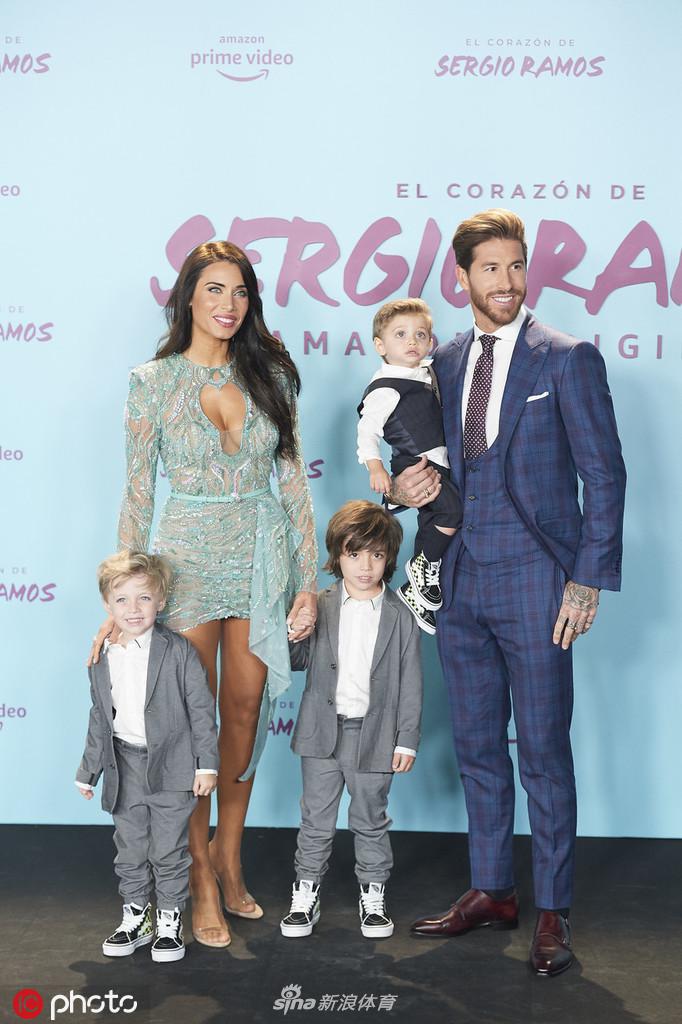 最后一张照片捕捉了莫德里奇与妻子即将步入会场的背影，两人的身影在红毯上拉长，与周围的灯光和人群构成一幅和谐的画面。这个充满故事感的背影，仿佛预示着他们将继续携手，走过更多人生的红毯。