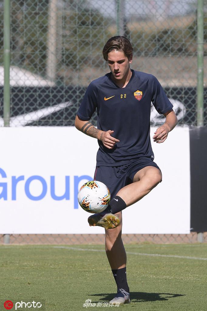 队长弗洛伦齐在训练中奋力回追，眼神坚毅，手臂上的队长袖标在阳光下格外醒目，彰显着领袖风范。