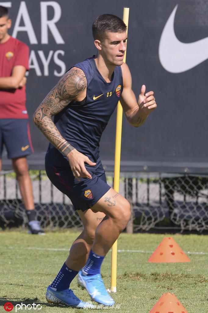 哲科在训练中展现锋线支点作用，他背身倚住后卫，稳稳将队友传来的球卸下，准备发动二次进攻。