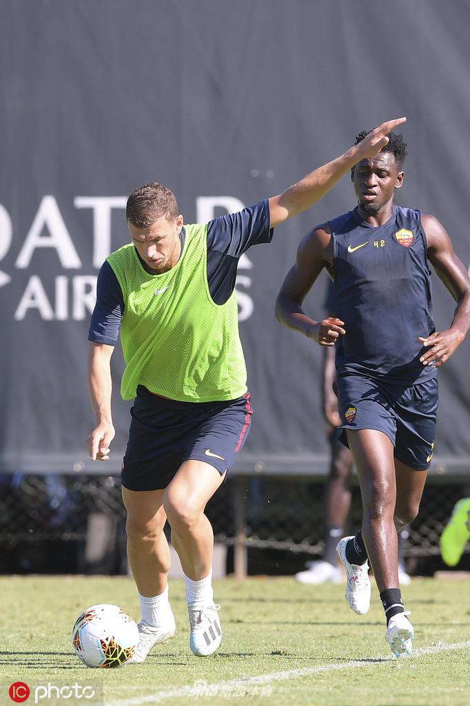 丰塞卡双手插兜站在场边，神情专注地凝视着训练场内的一举一动，仿佛整个球场都尽在他的掌控之中。