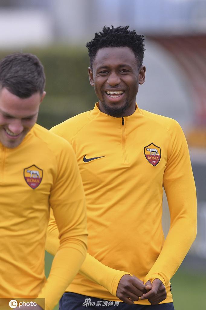 扎尼奥洛在寒风中带球疾进，眼神中透露出与年龄不符的坚毅，誓要在此刻证明自己。