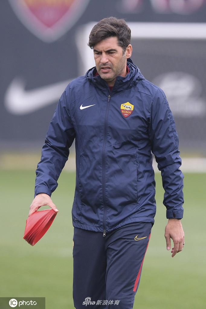 哲科背身护球，目光如炬，如同古罗马斗士般审视着即将到来的欧战对手。