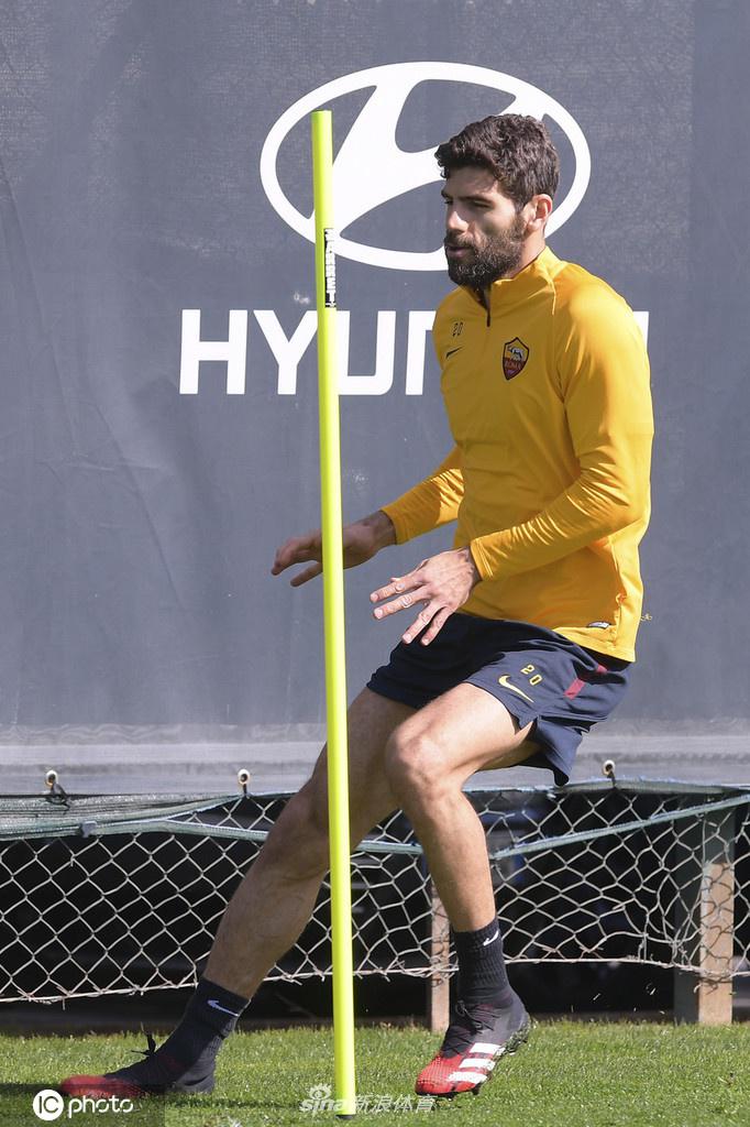 小克鲁伊维特在训练中低头沉思，足球在他的掌控下显得如此温顺，这位年轻才俊正蓄势待发，准备在欧联杯的舞台上证明自己的价值。