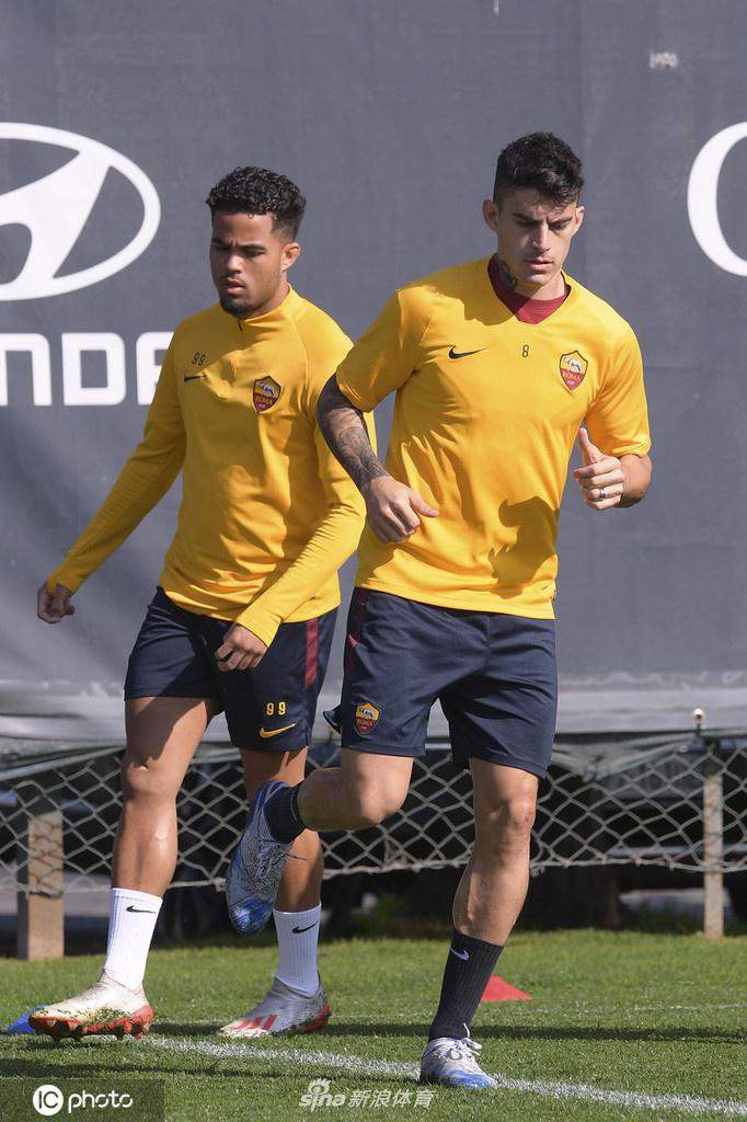 伤愈归来的云代尔在训练中表情坚毅，他脚下的皮球划出一道美丽的弧线，宣告着这匹边路快马已准备好再次为罗马攻城拔寨。