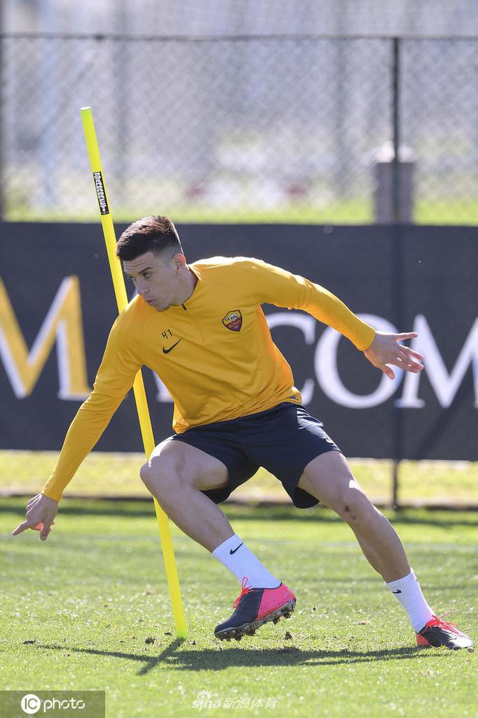 云代尔在训练中全速冲刺，脚下的皮球仿佛与他融为一体，灵动的身影是罗马边路进攻的锐利锋芒。