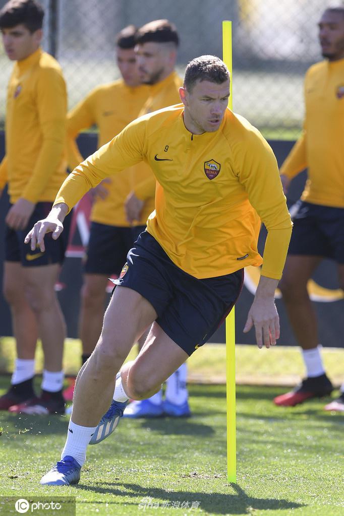 云代尔在训练间隙独自加练任意球，他目光如炬，专注地瞄准球门的死角，每一脚射门都带着对胜利的执着。