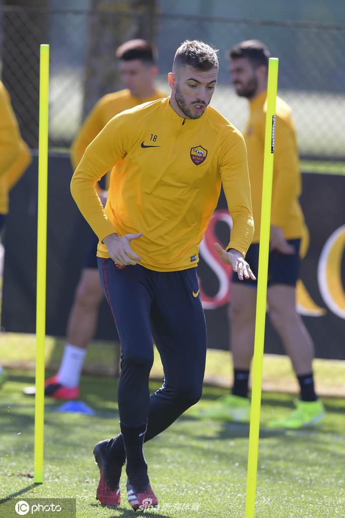 坚如磐石的斯莫林在训练中严防死守，高大的身躯筑起罗马防线的铜墙铁壁，令任何前锋都难以逾越。