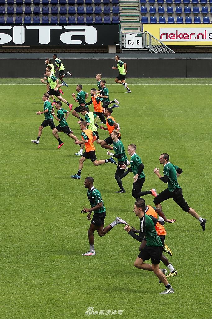 训练结束后，教练乌尔泰将全队召集在一起，进行总结。夕阳的余晖为这场面镀上金边，全队上下围成一圈，气氛专注而团结。