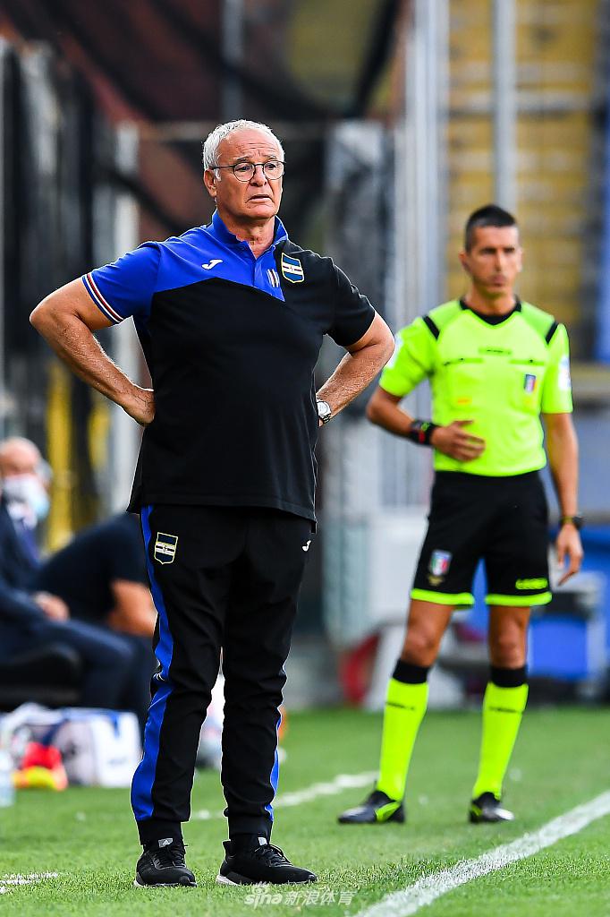 终场哨响，桑普众将围成一圈，肆意庆祝这场关键的胜利，团队的力量在这一刻凝聚成蓝色的海洋。