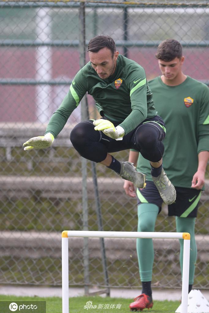 训练结束后，几名球员围在一起进行放松拉伸，夕阳的余晖勾勒出他们健硕的肌肉线条，队友间的互相帮助体现着团队的温暖与凝聚力。